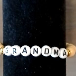 Grandma Bracelet Cream wood bracelet with the saying .(GRANDMA)
